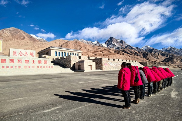 走進新疆工地，緬懷先烈功績